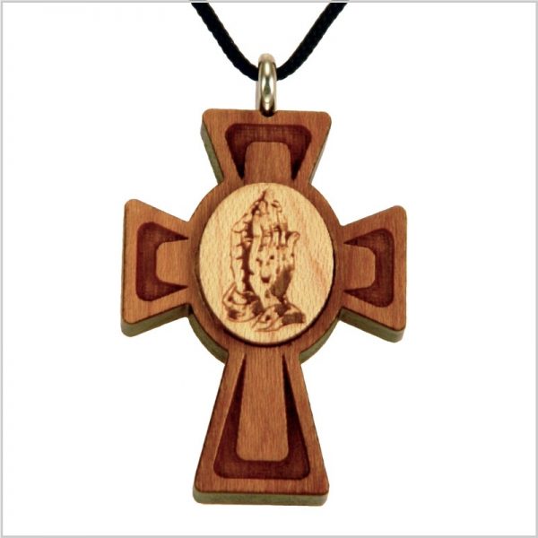 52B - Cruz de madera, manos juntas