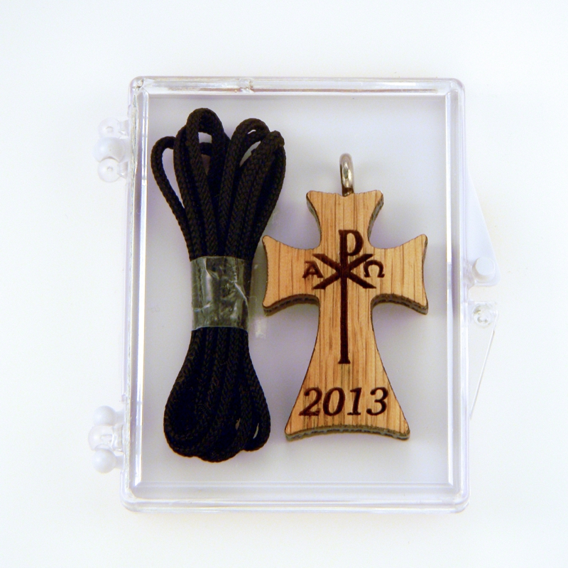 2000B - Cruz de madera, alfa y omega