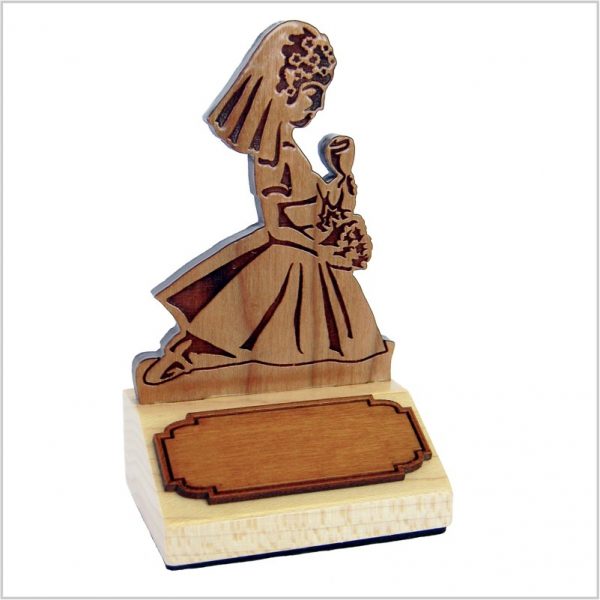 KF100 - Recuerdo de madera, nena arrodillada