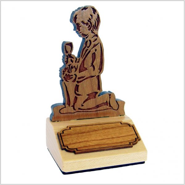 KG100 - Recuerdo de madera, nene arrodillado