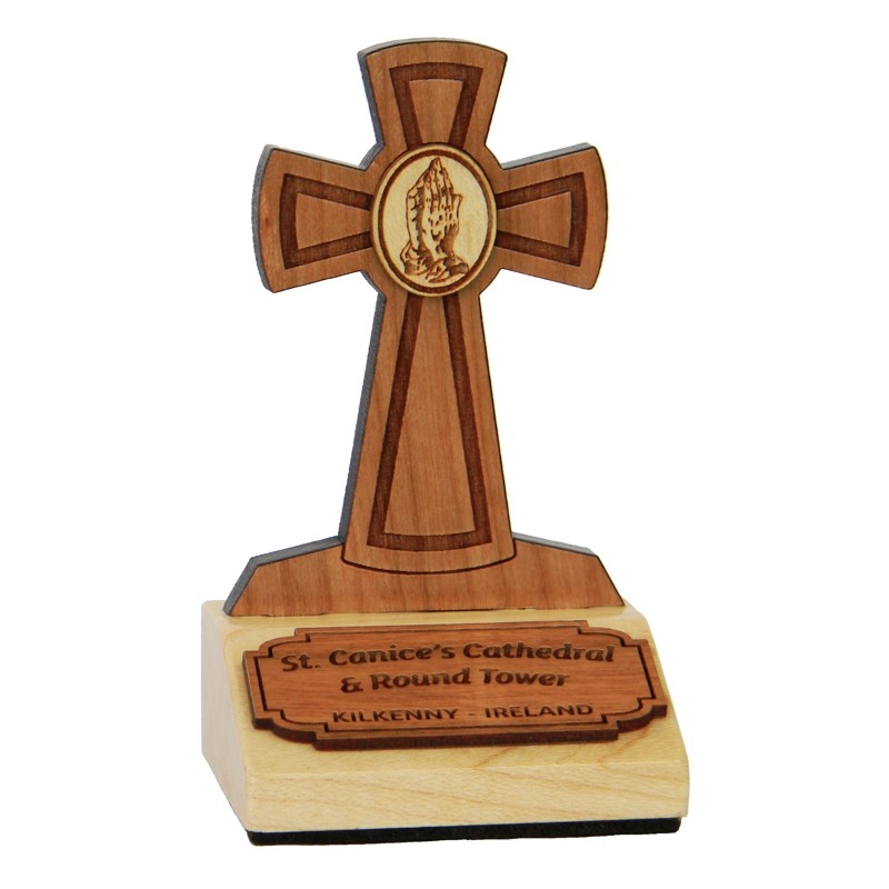 K83B - Recuerdo de madera con cruz, manos juntas