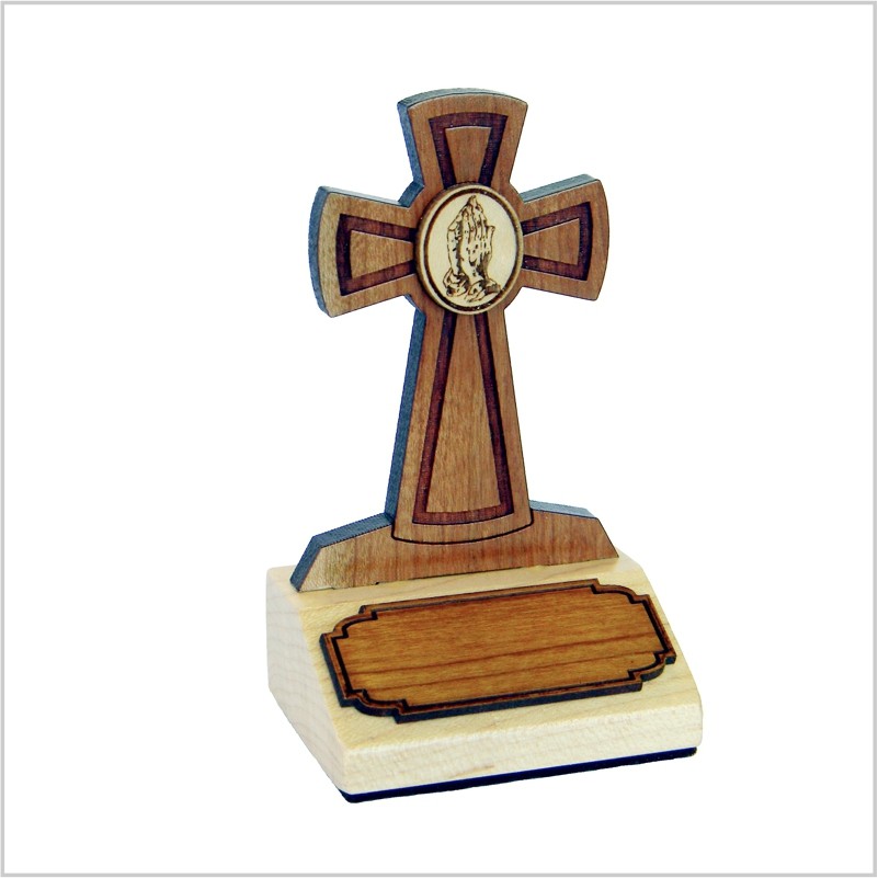 K83B - Recuerdo de madera con cruz, manos juntas